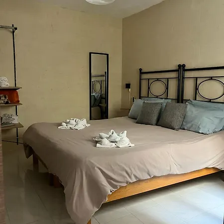 아파트 Mayflower Flat, Flat 12 *