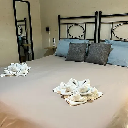Mayflower Flat, Flat 12 아파트 *