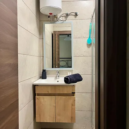 Mayflower Flat, Flat 12 아파트 *