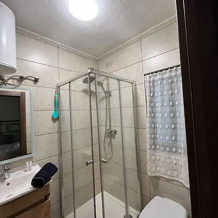 Mayflower Flat, Flat 12 아파트 *